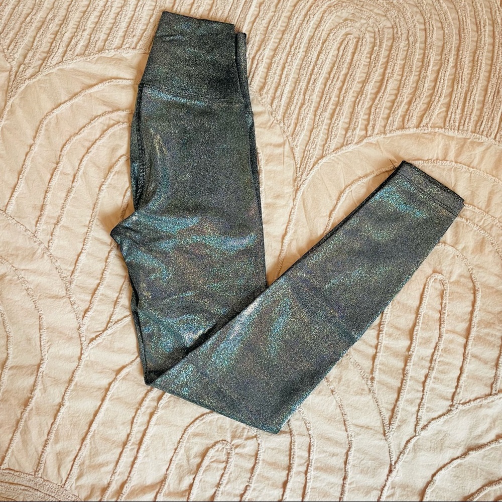 Beach Riot Sport Iridescent Hologram Silver Izzy Leggings